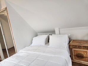 3 bedrooms, iron/ironing board, WiFi, bed sheets
