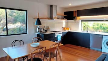 Kylskåp, mikrovågsugn, ugn och spishäll