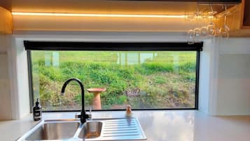 Frigorífico, microondas, horno y placa de cocina