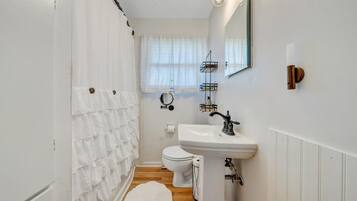 吹风机、毛巾、肥皂、洗发水