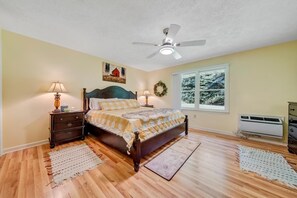 3 bedrooms, desk, iron/ironing board, free WiFi