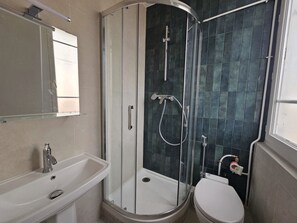 Shower, hair dryer, towels, soap - Studio Cozy Ivry near Paris (Ivry-sur-Seine)