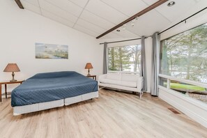 Interior - 7-Bedroom Bala Lakefront Retreat, Pets ok (Port Carling)