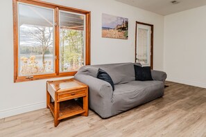 Smart TV, fireplace, ping pong, books