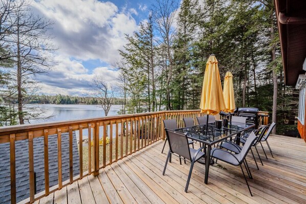 Outdoor dining - 7-bedroom Sun drenched Cottage (Port Carling)