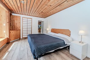 7 bedrooms, desk, free WiFi, bed sheets