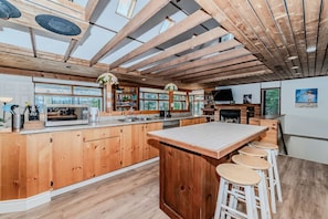 Fridge, microwave, oven, stovetop - 7-Bedroom Bala Lakefront Retreat, Pets ok (Port Carling)