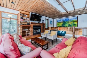Smart TV, fireplace, ping pong, books