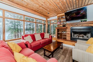 Smart TV, fireplace, ping pong, books - 7-Bedroom Bala Lakefront Retreat, Pets ok (Port Carling)
