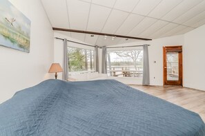 7 bedrooms, desk, free WiFi, bed sheets - 7-Bedroom Bala Lakefront Retreat, Pets ok (Port Carling)