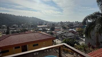 Apartamento básico, vista para a piscina | Sacada