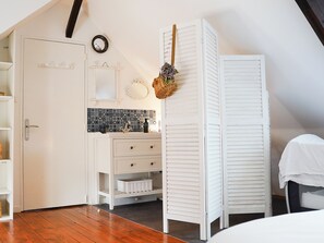Iron/ironing board, travel crib, WiFi