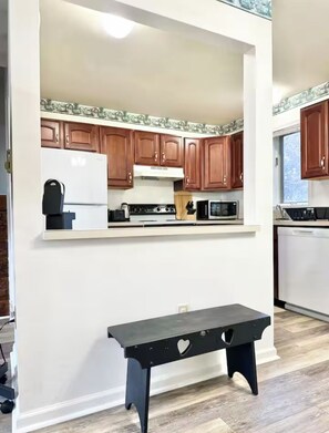 Een magnetron, een oven, een kookplaat, een vaatwasser