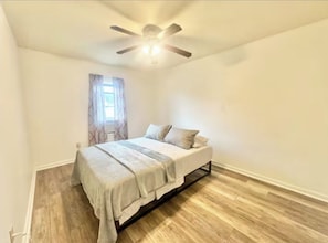 4 habitaciones, tabla de planchar con plancha, wifi y ropa de cama 