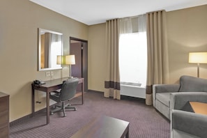 Deluxe Studio Suite | Desk, laptop workspace, free WiFi