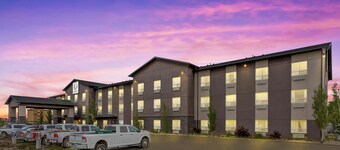 Duvernay Inn & Suites