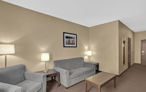 Deluxe Studio Suite | Desk, laptop workspace, free WiFi