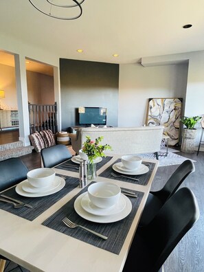 Dining - Ocean View 2-Bedroom Suit in Cordova Bay, Victoria (Victoria)
