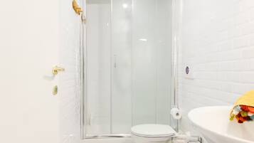 Doccia, asciugacapelli, asciugamani, sapone