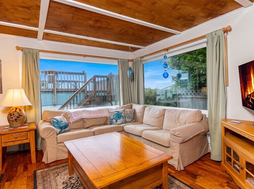Depoe Bay Coastal Breeze Cottage * Walk to shops