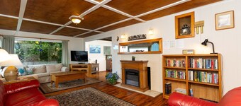 Depoe Bay Coastal Breeze Cottage * Walk to shops