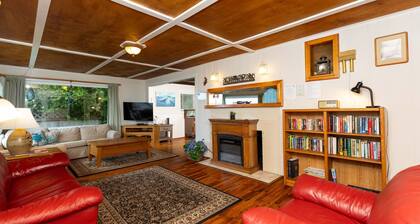 Depoe Bay Coastal Breeze Cottage * Walk to shops