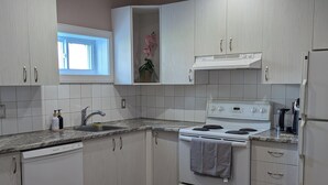 Private kitchen - Spacious 2-bedroom suite minutes from Montreal attractions (Brossard)