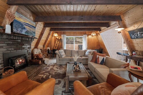 Vintage A-Frame, Close to Natl Forest, 10 min Downtown, Ski In/Out , Arcade