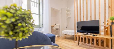 Iron/ironing board, bed sheets