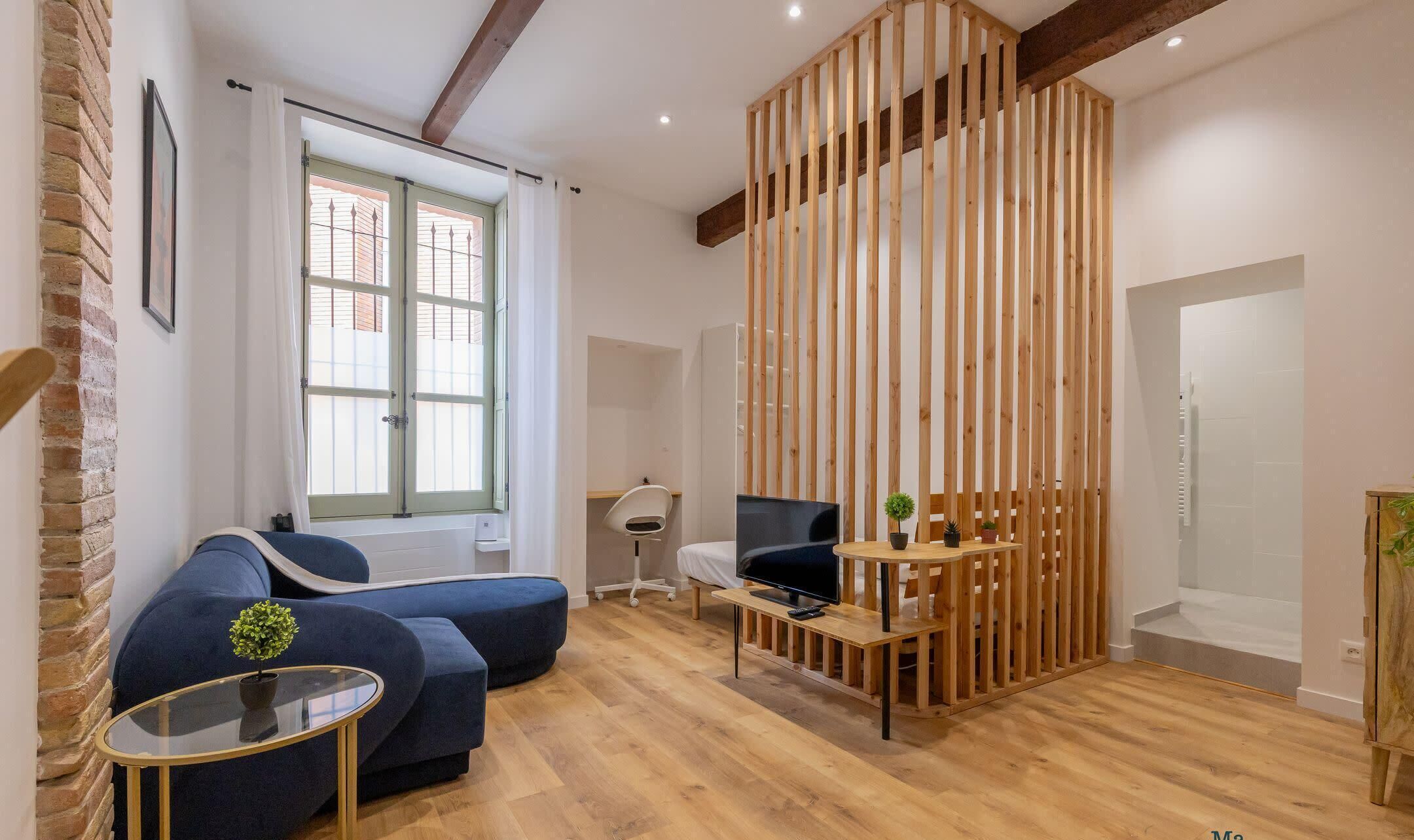 Een strijkplank/strijkijzer, beddengoed