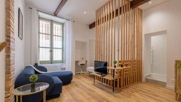 Een strijkplank/strijkijzer, beddengoed