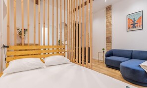 Iron/ironing board, bed sheets