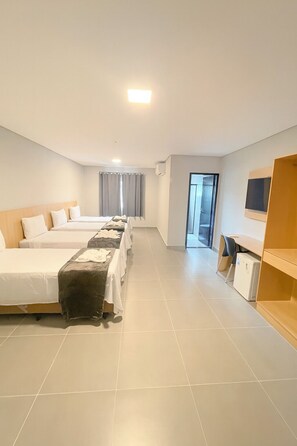 Chambre quadruple | Minibar, bureau, espace de travail pour ordinateurs portables