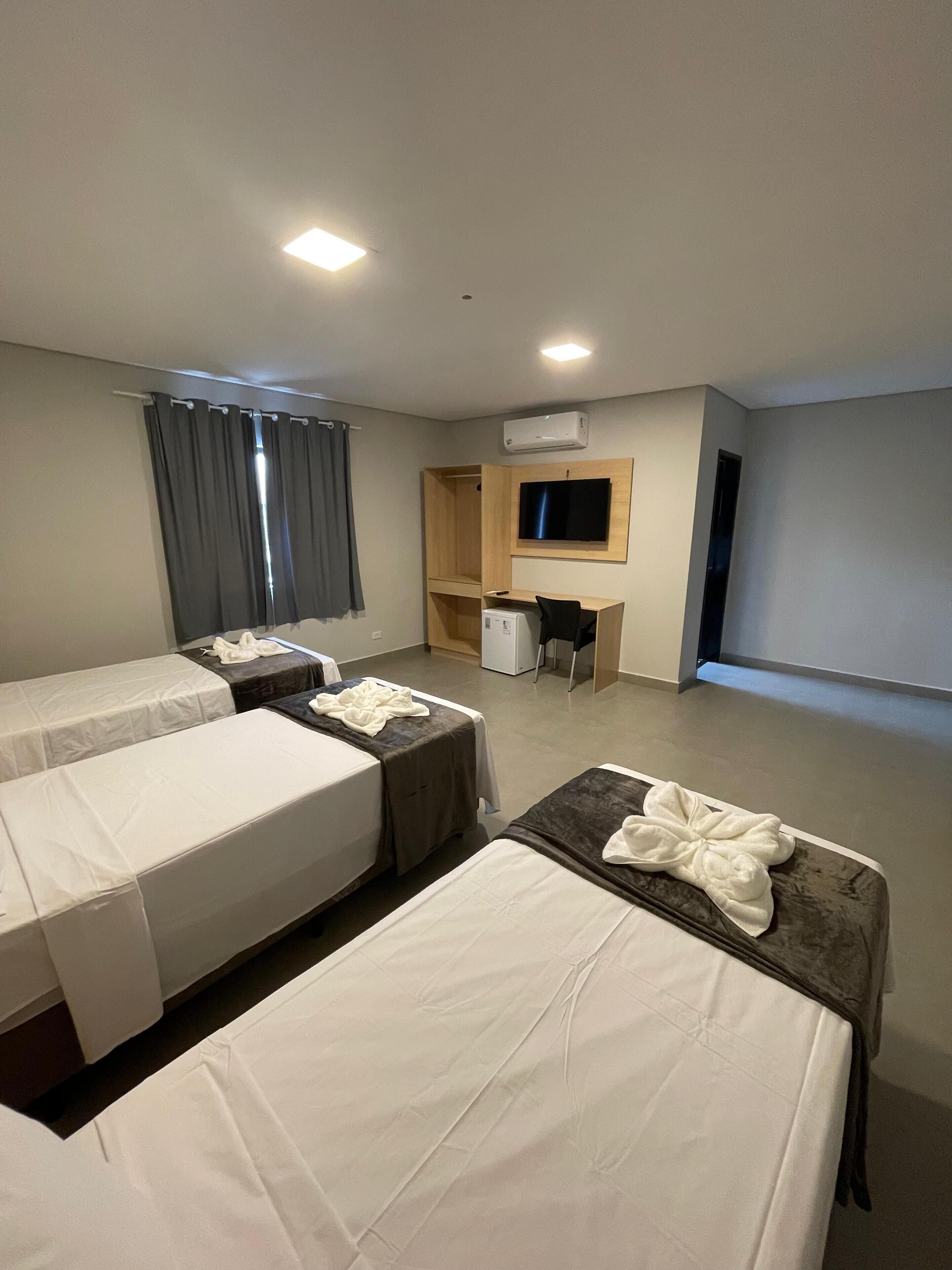 Economy driepersoonskamer | Een minibar, een bureau, een laptopwerkplek, gratis wifi