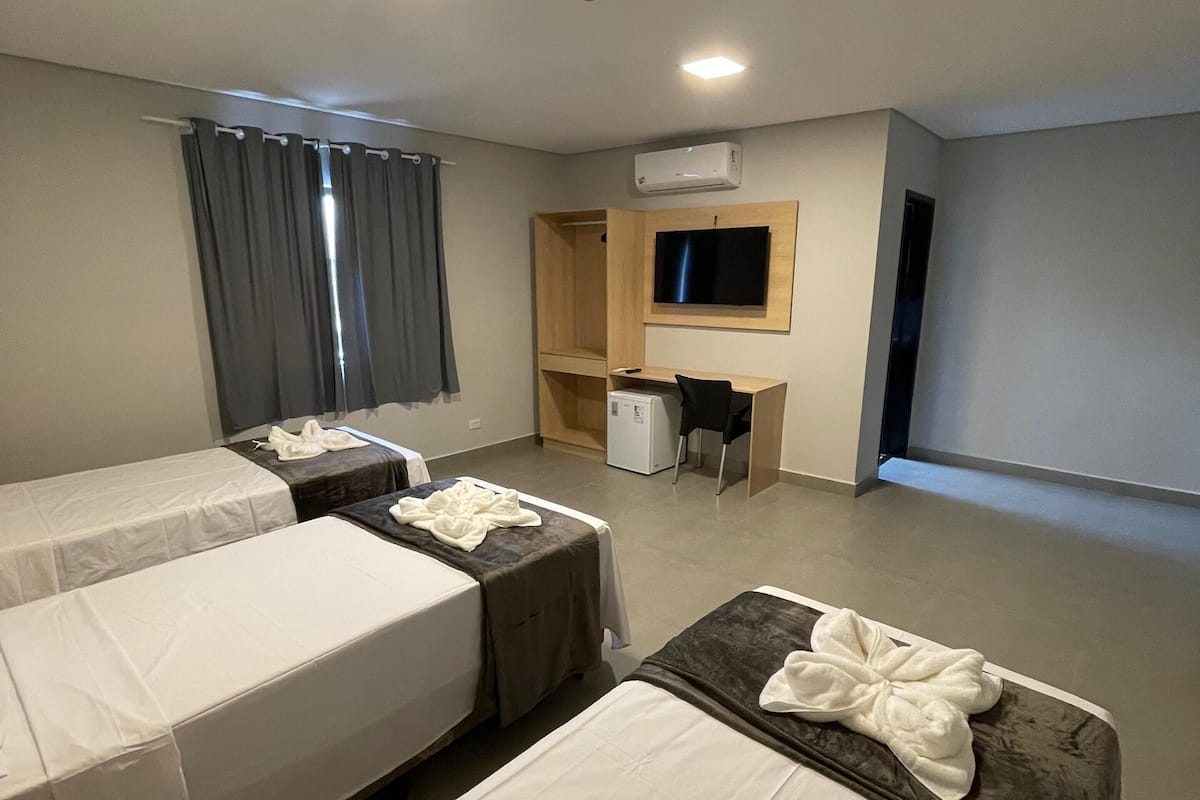 Economy driepersoonskamer | Een minibar, een bureau, een laptopwerkplek, gratis wifi