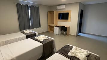 Økonomi-tremannshytte | Minibar, skrivebord, skrivebord for bærbar PC og wi-fi (inkludert)