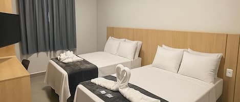 Phòng 3 phong cách cổ điển | Minibar, bàn, khu vực làm việc phù hợp cho laptop