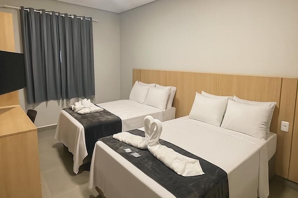 Quarto triplo clássico | Frigobar, escrivaninha, espaço de trabalho para notebook