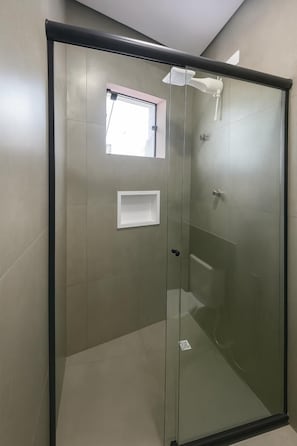 Ducha, secador de pelo, toallas y jabón