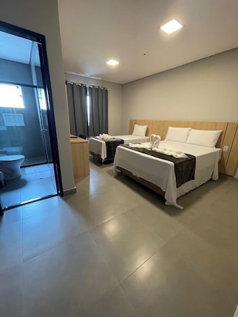 Classic Triple Room | Minibar, desk, laptop workspace, free WiFi. Hs Hotel Morumbi