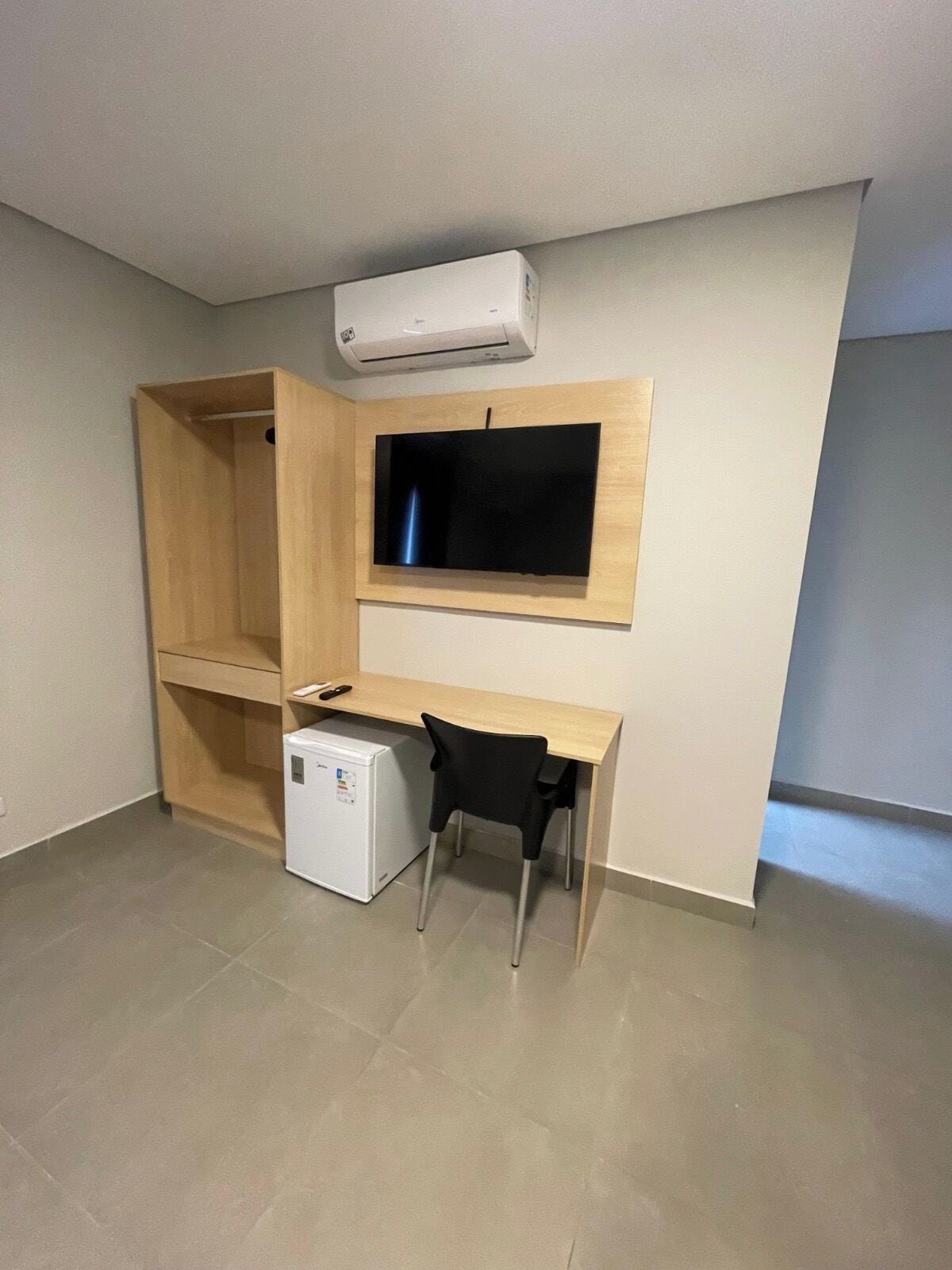 Minibar, escritorio, espacio para trabajar con laptop y wifi gratis 