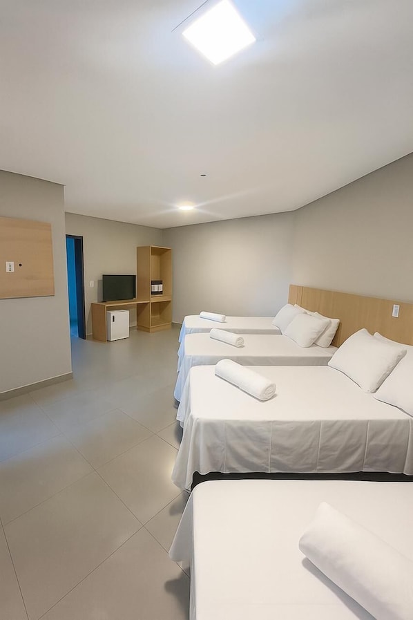 Habitación cuádruple | Minibar, escritorio, espacio para trabajar con un portátil y wifi gratis