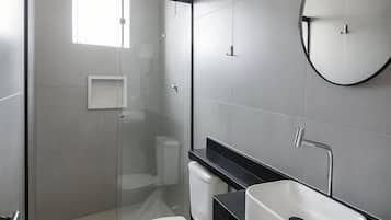 Regadera, secadora de cabello, toallas, jabón