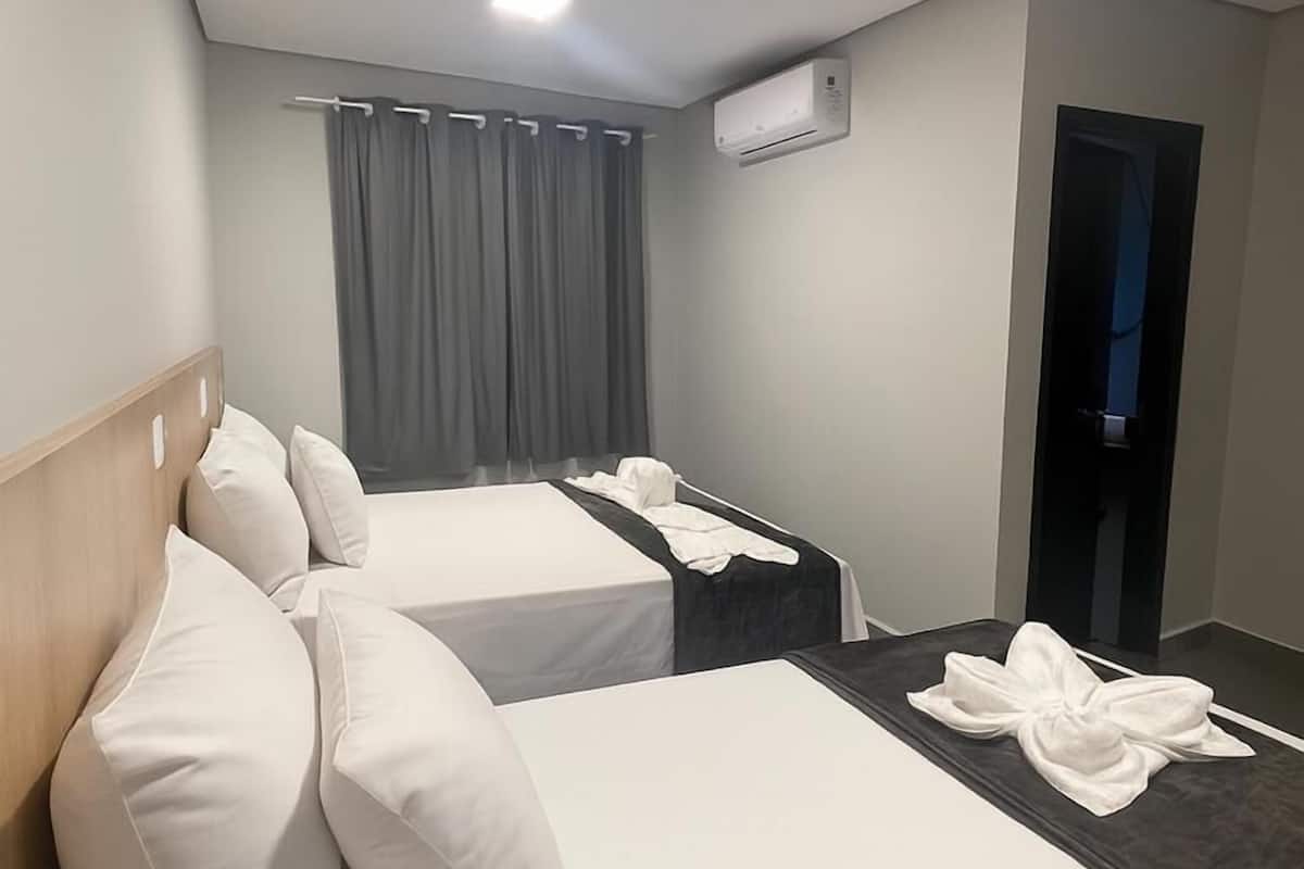 Habitación básica con 2 camas individuales | Minibar, escritorio, espacio para trabajar con un portátil y wifi gratis
