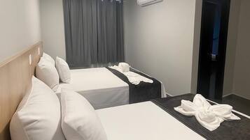 Habitación básica con 2 camas individuales | Minibar, escritorio, espacio para trabajar con un portátil y wifi gratis