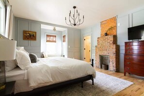 3 habitaciones, escritorio y tabla de planchar con plancha 