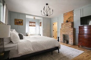 3 habitaciones, escritorio y tabla de planchar con plancha 