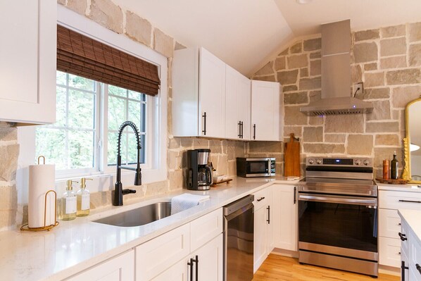 ثلاجة، ميكروويف، فرن، موقد طهي مسطح