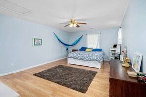 5 bedrooms, desk, free WiFi, bed sheets