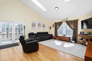 Télévision, lecteur de DVD, livres